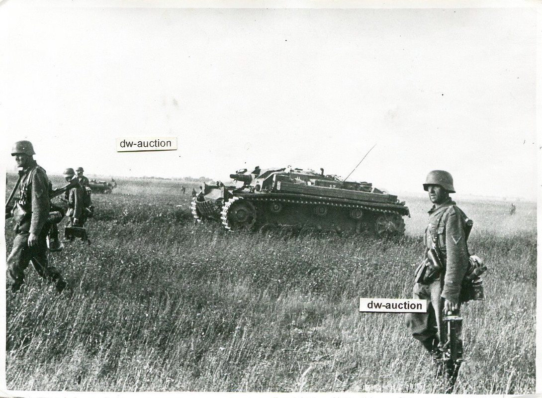 Sturmgeschütz und Infanterie bei Angriff