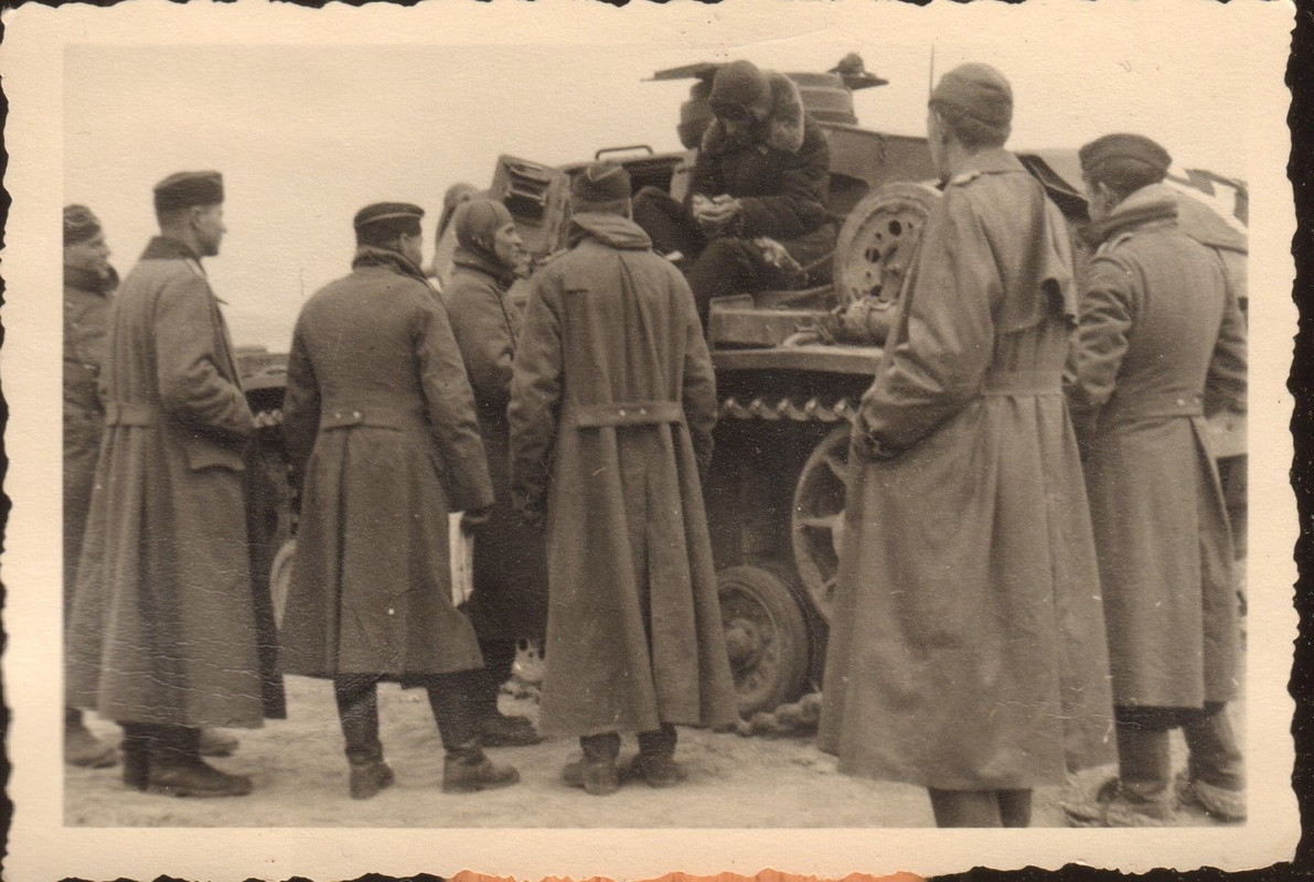 Gespräch am Panzer in Russland