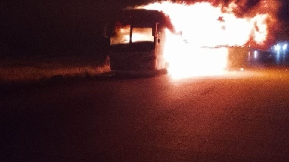 (FOTOS) Alerta en Sonora: Autobús de pasajeros arde en llamas en plena carretera de Ciudad Obregón