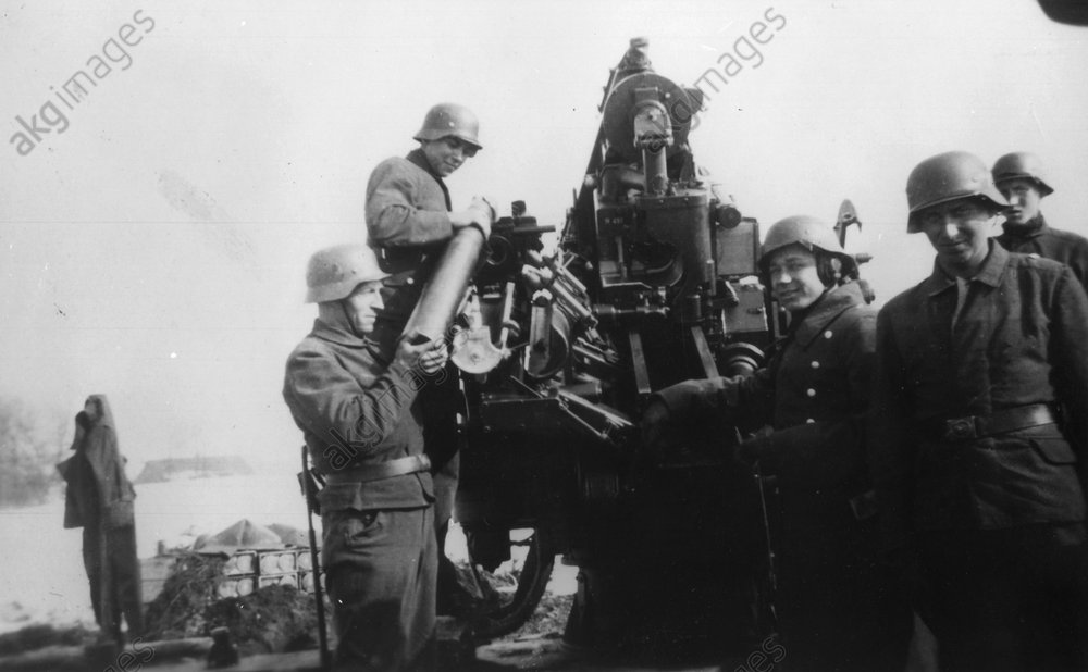 Hitlerjugend am Flakgeschütz 1944 (5)