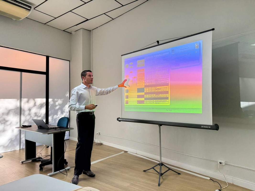 Professor Weeberb João Réquia Júnior durante palestra