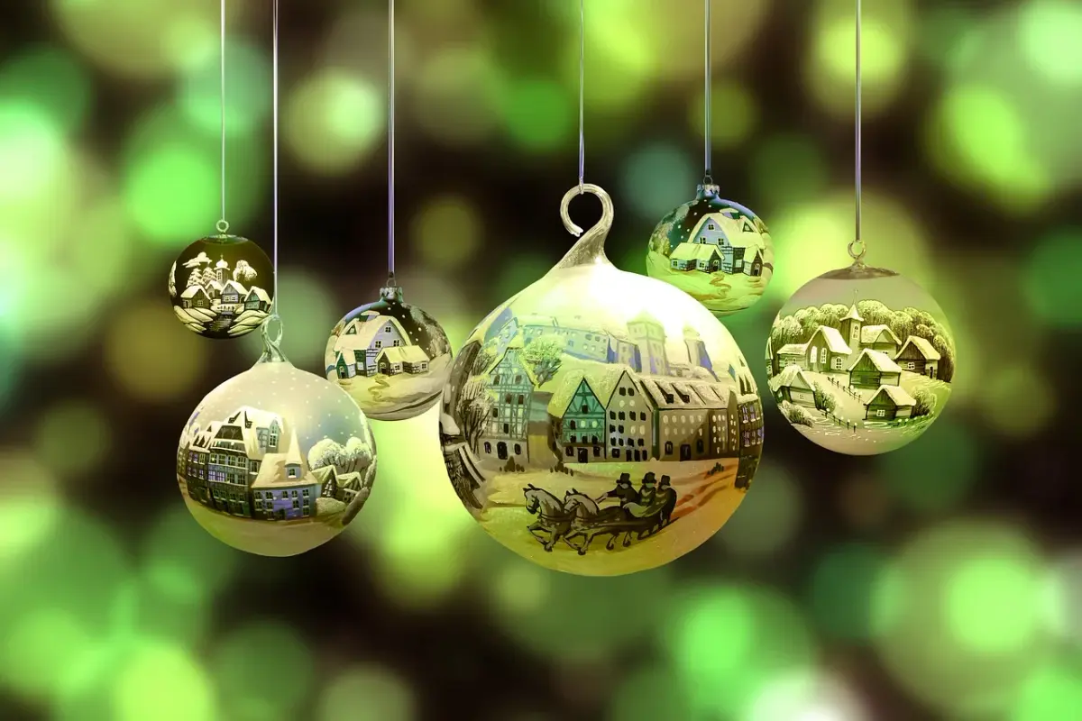 green-christmas-2877139-1280.webp