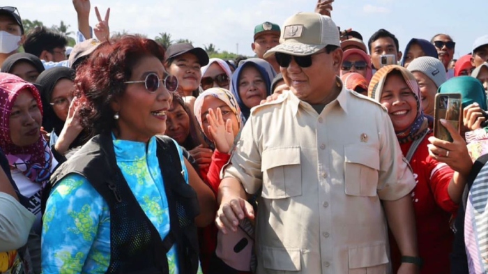 Momen kunjungan kerja Prabowo Subianto bersama Susi Pudjiastuti ke sebuah pantai di Pangandaran, pada Senin (17/7/2023).