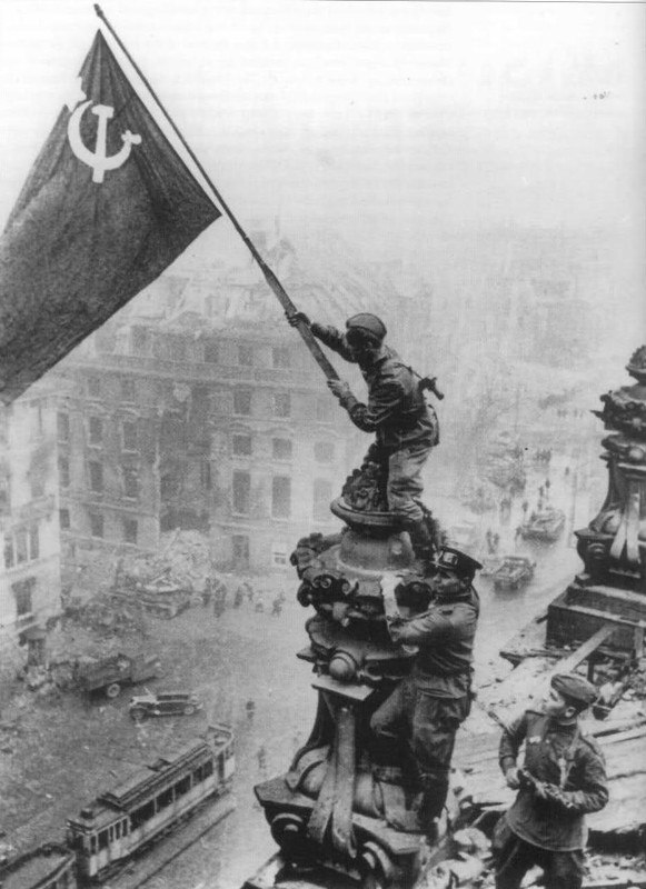 Colocando la bandera soviética sobre el Reichstag