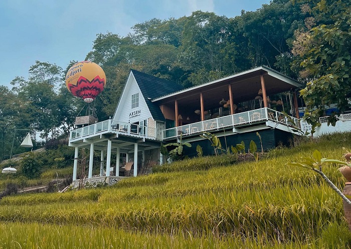 Antapura De Djati menawarkan konsep restoran sekaligus coffee shop yang dikemas dengan nuansa ala Bali.