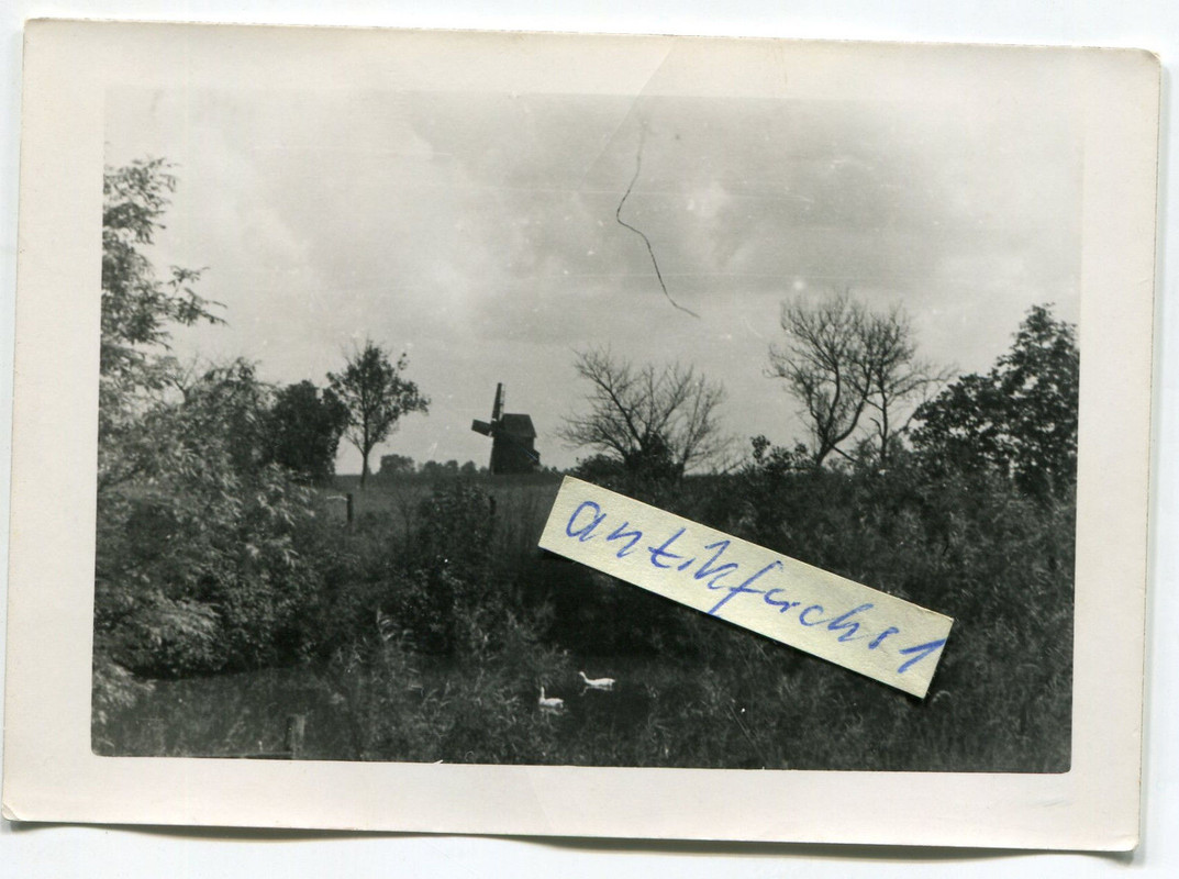 Windmill in Rußland neben einem Teich im 2.WK