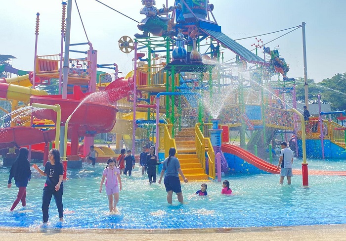 Wahana air di Go! Wet Waterpark Bekasi.