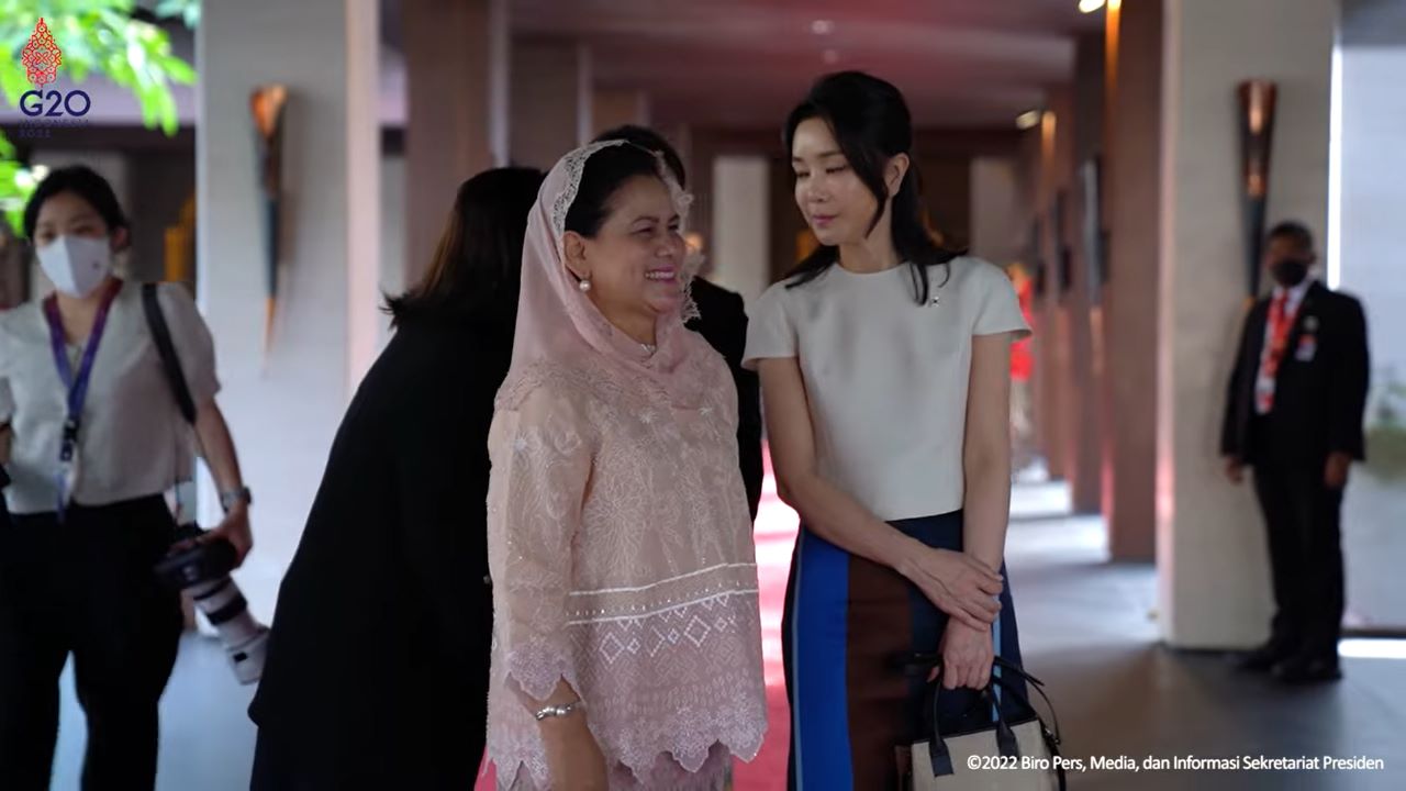 Iriana Joko Widodo bersama Ibu Negara Korea Selatan Kim Keon Hee saat Spouse Program KTT G20.