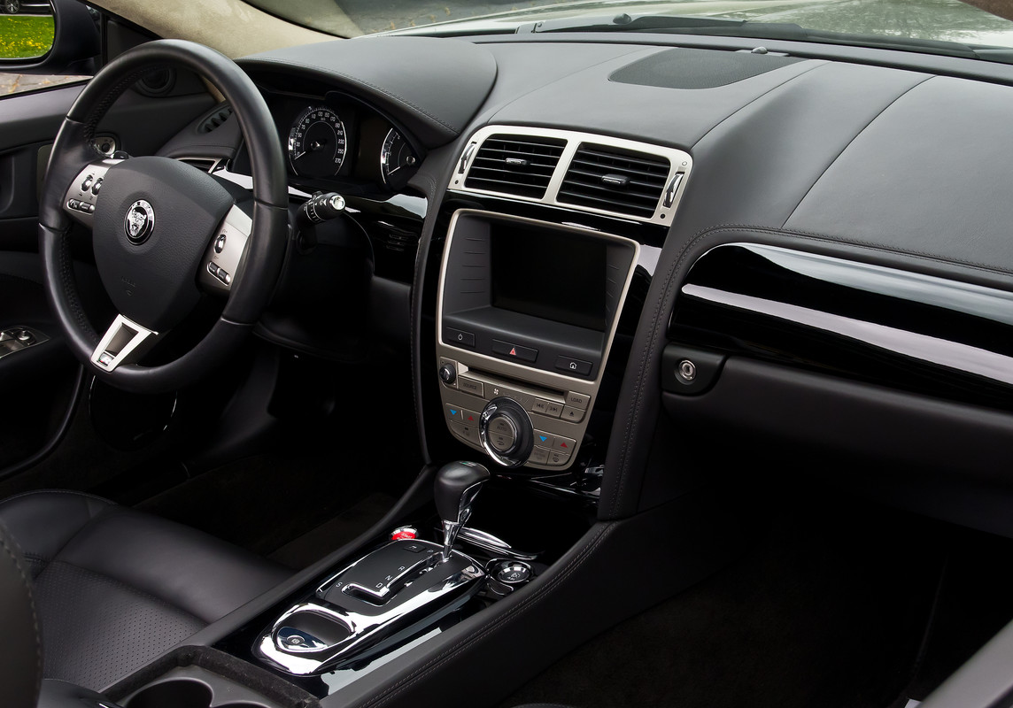 Jaguar_XKR_Cabriolet_(X150)_–_Innenraum,_10._Mai_2013,_Düsseldorf