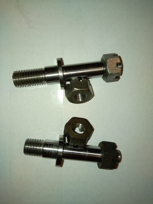 1. axe d'amortisseur AR avec écrou de 12x175 côté roue