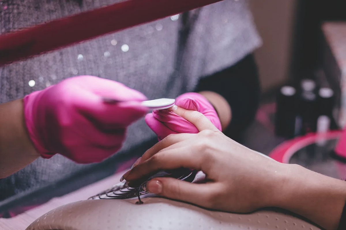 Uñas de primavera: Ideas de manicura con mariposas para lucir unas manos bellas