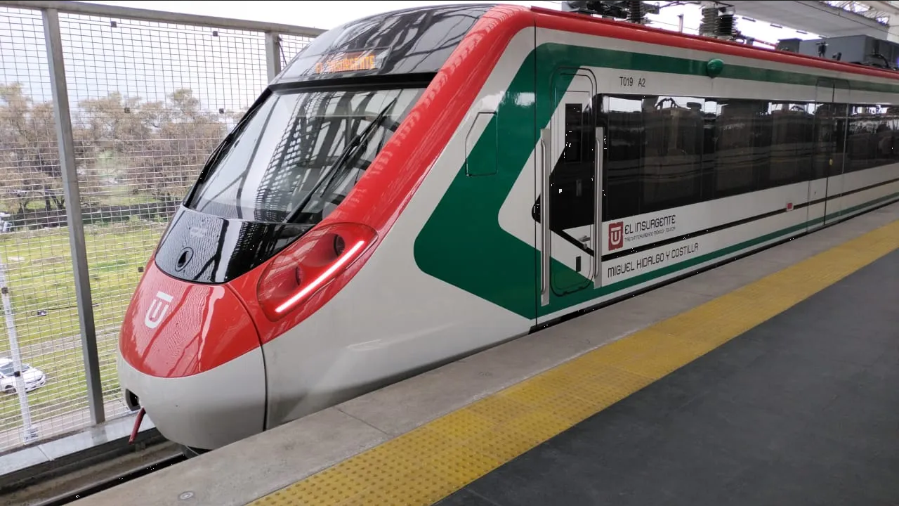 AMLO inaugura el Tren México-Toluca con Del Mazo, abuchean al priista