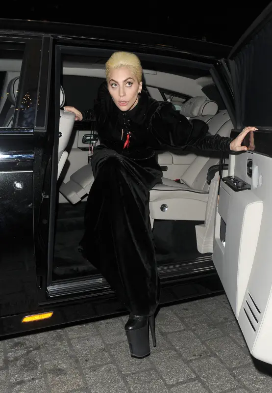 12-1-16-Arriving-at-Langham-Hotel-in-Lon