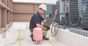 Técnico fazendo carga de gás com cilindros de R-410A e R-32