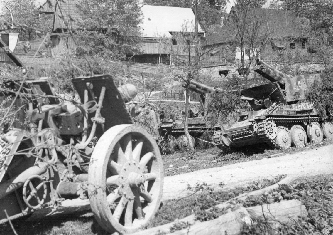 Armes et équipements abandonnés à Znojmo (Tchécoslovaquie) Zzzzzzzzzzzzzzz-Mat-riel-abandonn-de-la-17e-TD-allemande-Tch-coslovaquie-d-but-mai-1945