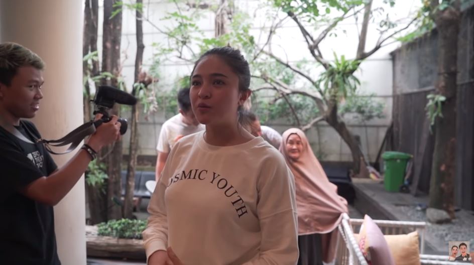 Marshanda datang memberikan kejutan untuk Nenek Iro
