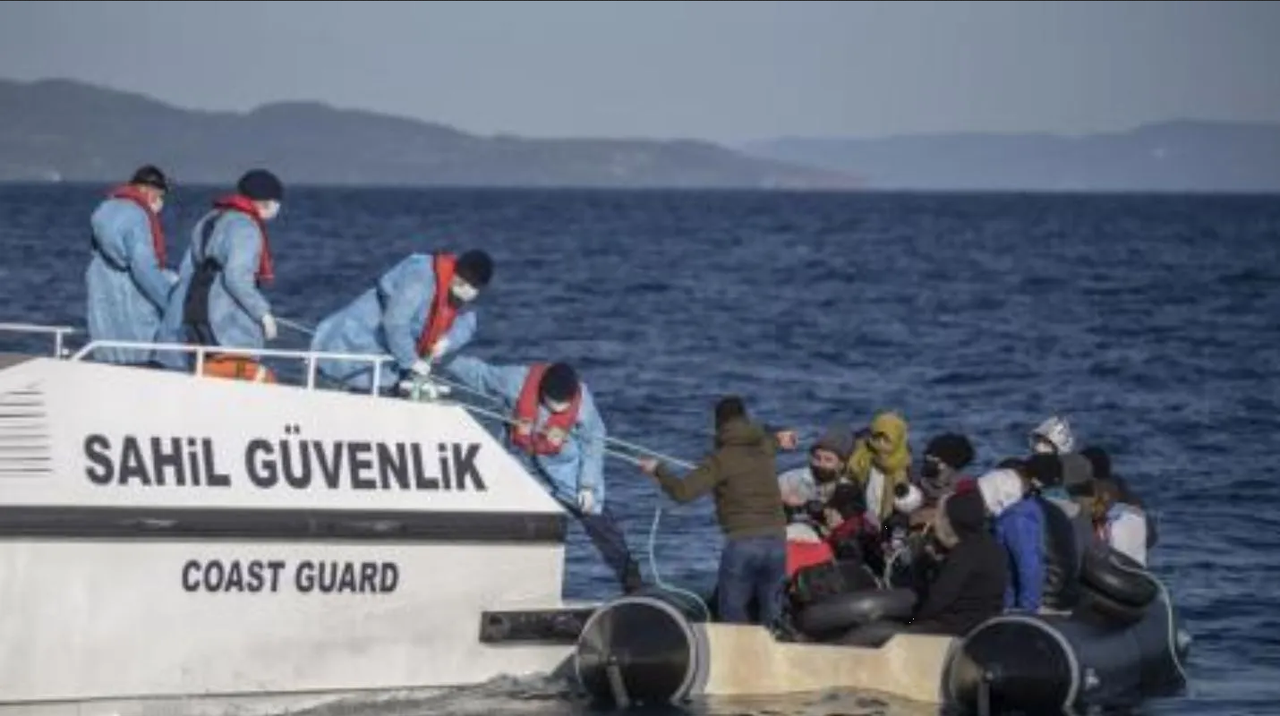 Policía de Grecia atrapa a 6 supuestos traficantes de migrantes