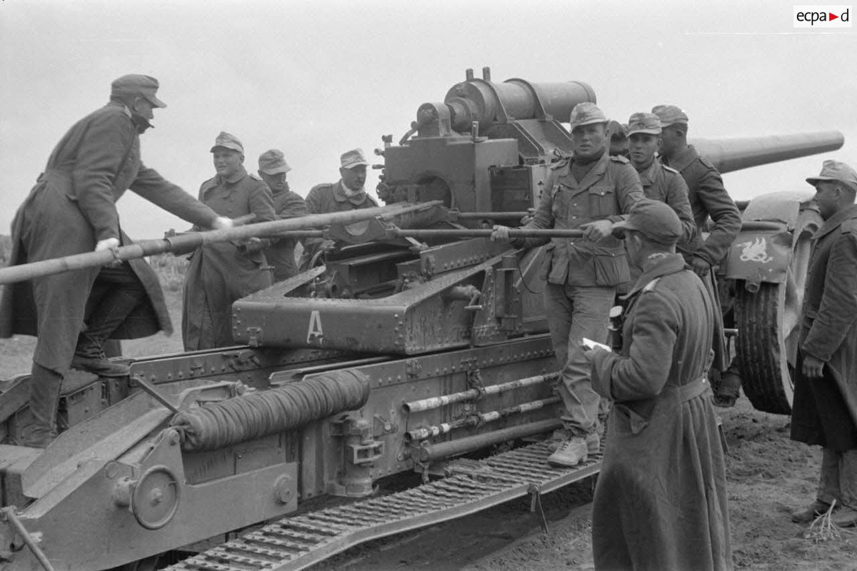 Une pièce de 17 cm K18 appartenant au Afrika-Artillerie-Regiment 2 sous le commandement d'un Leutnan