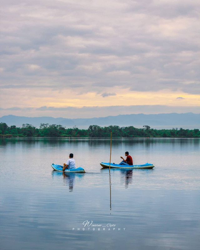 Pengunjung bermain di Danau Dendam Tak Sudah