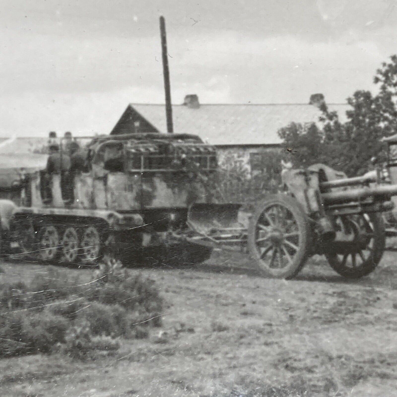 Halbkette Zugmaschine Tarnanstrich 15cm Feldhaubitze Horlowka Ukraine