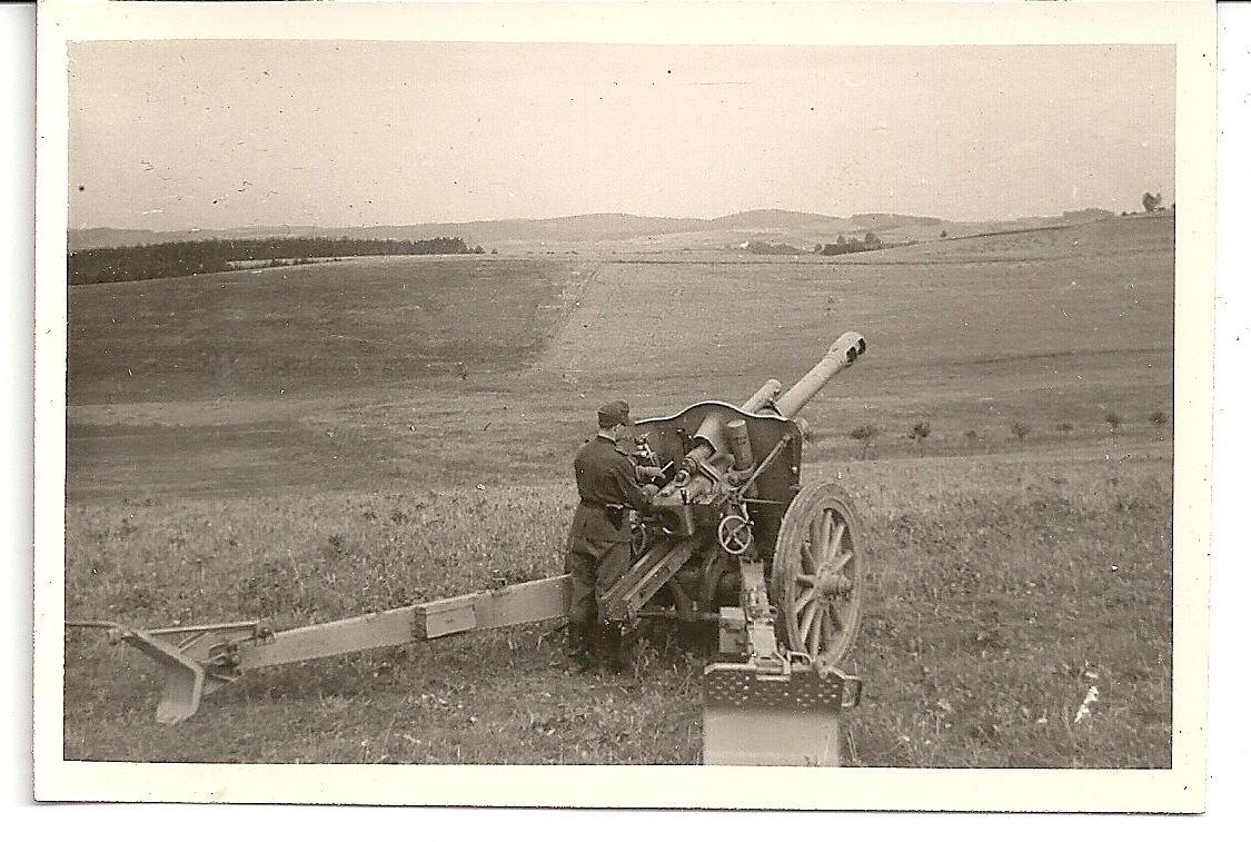 Orig.Foto Feldwebel richtet Geschütz ein WW2