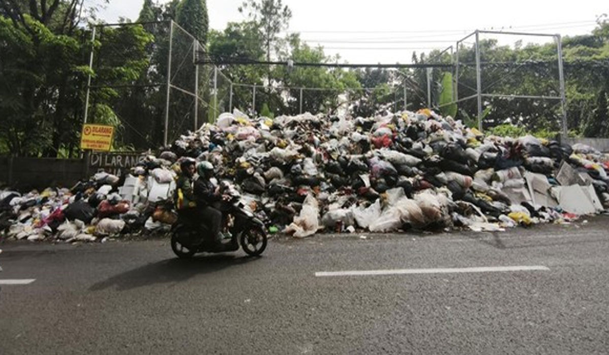 Warga Resah! Tumpukan Sampah Menjulang di Jalan Gunung Batu Bandung Warga Resah! Tumpukan Sampah Menjulang di Jalan Gunung Batu Bandung