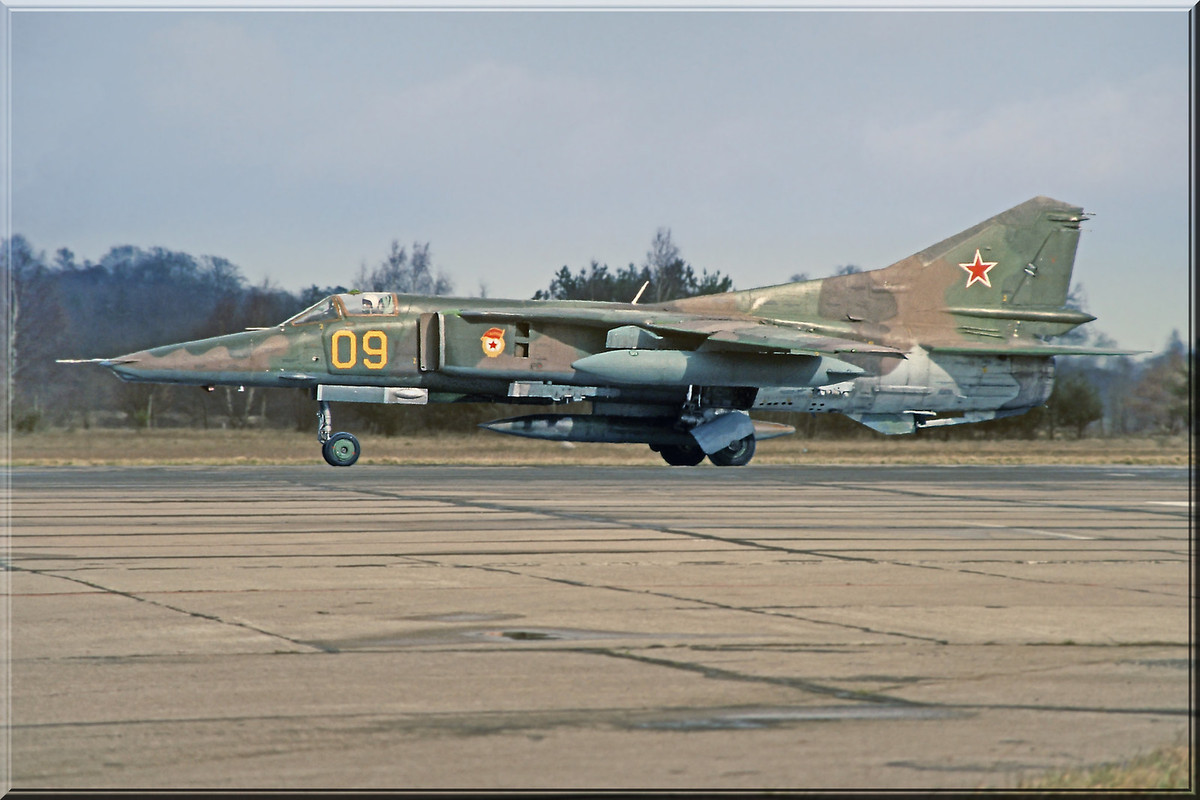 19 GvAPIB Mig-27D Yellow 09 (6)