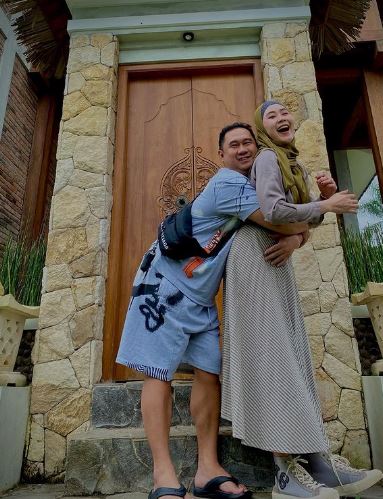 Bu Dendy dan suami