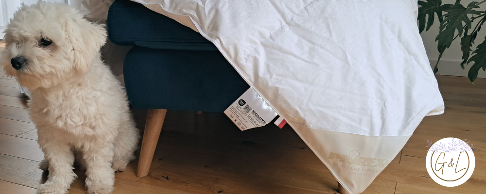 Elegancka kołdra puchowa Piorex White Flower na łóżku