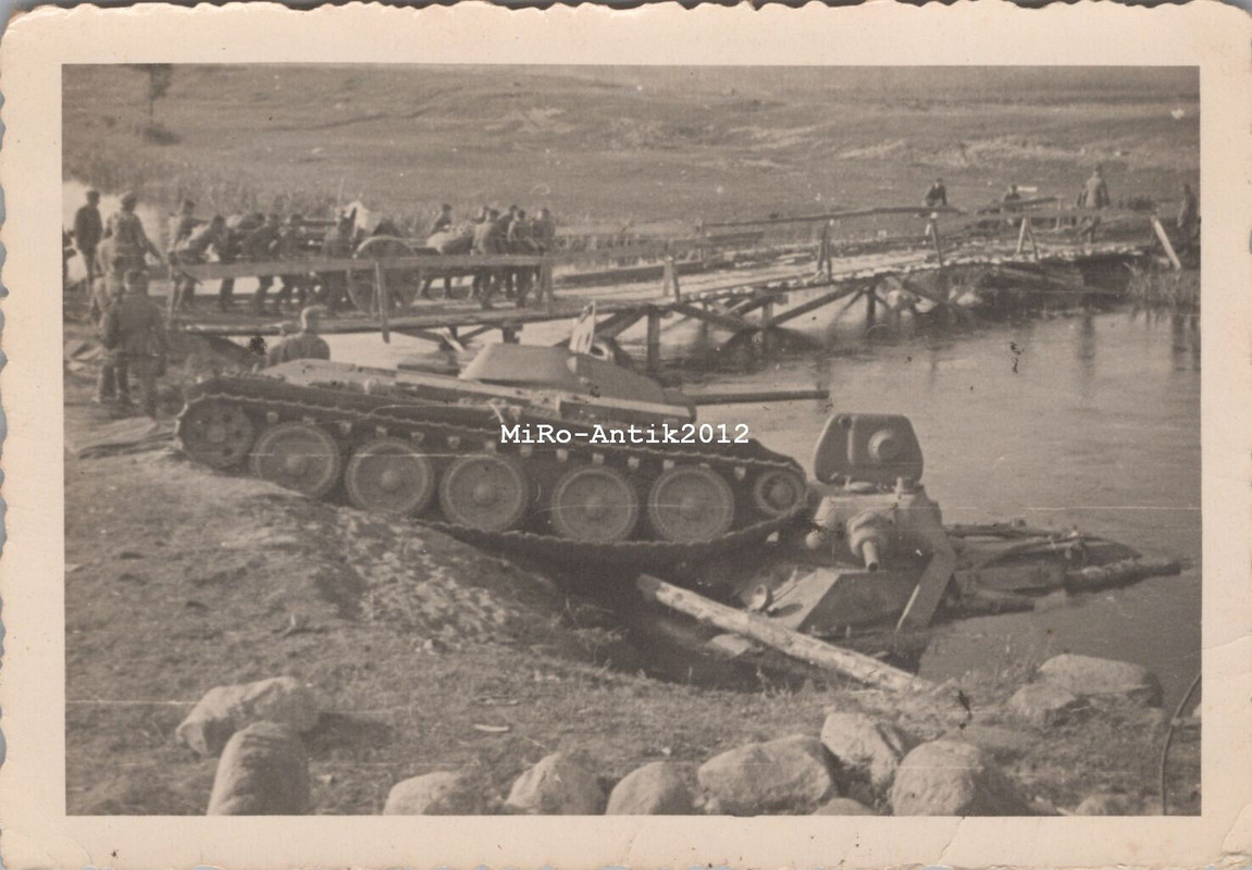 Foto, Wk2, zerstörte russische Panzer an der Desna, Ostfront