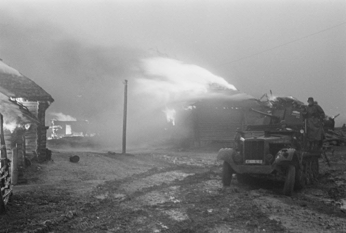 Chargé de fantassins allemands, un semi-chenillé Sd.Kfz.62 équipé d'un canon de 3.7cm Flak 36 du Lei