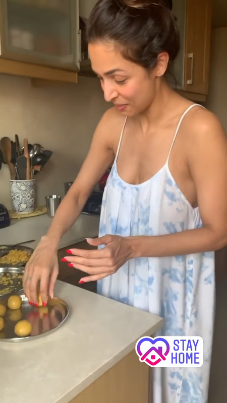 Malaika arora wardrobe malfun.mp4_snapshot_00.11.398