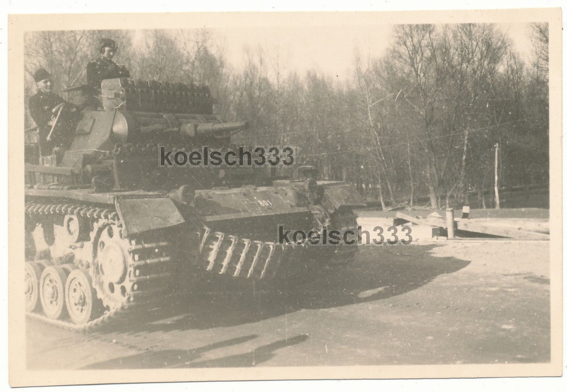 Foto Panzer III der 12. Armee kommen über die Do