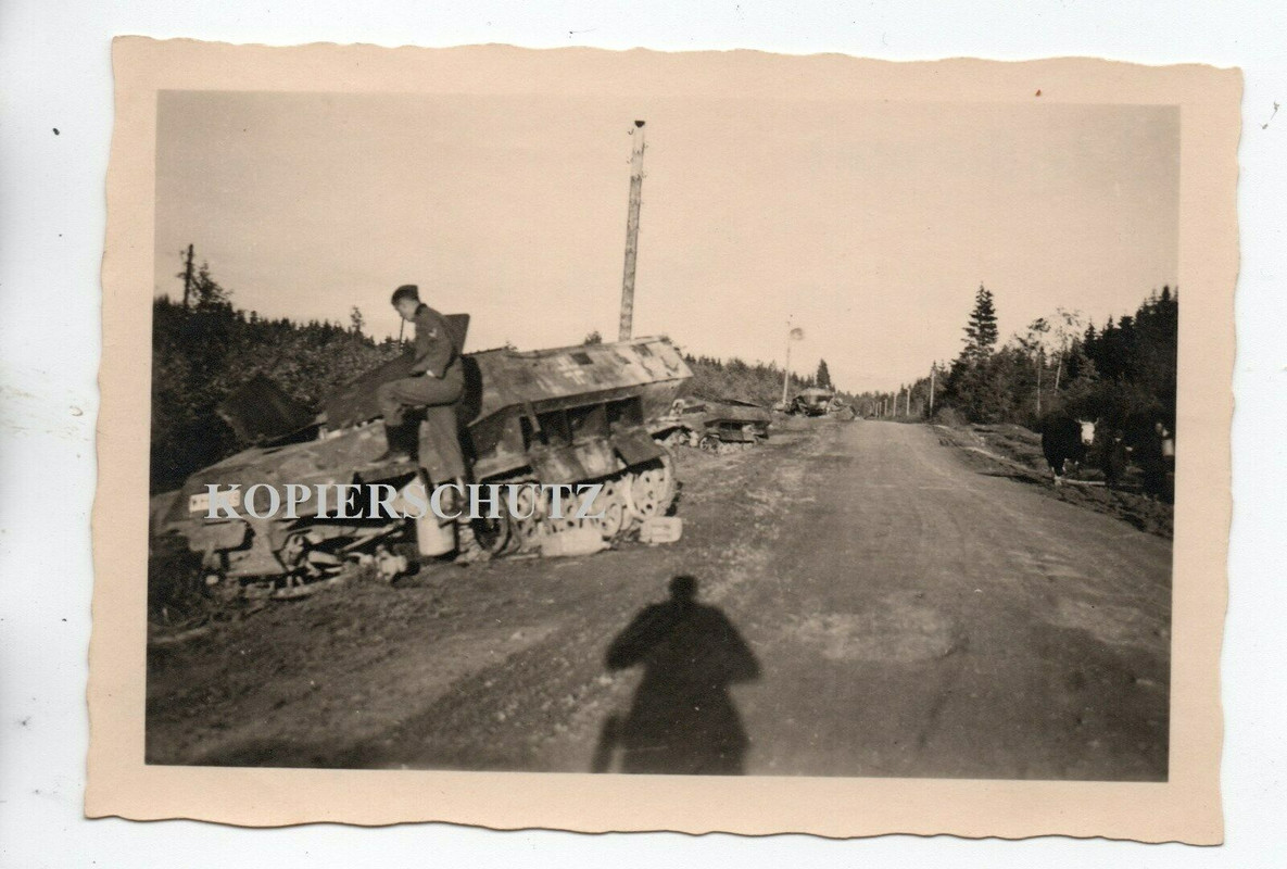 Russland v.Leningrad zerst. Panzerspähwagen Panzer Tank SDkfz Em