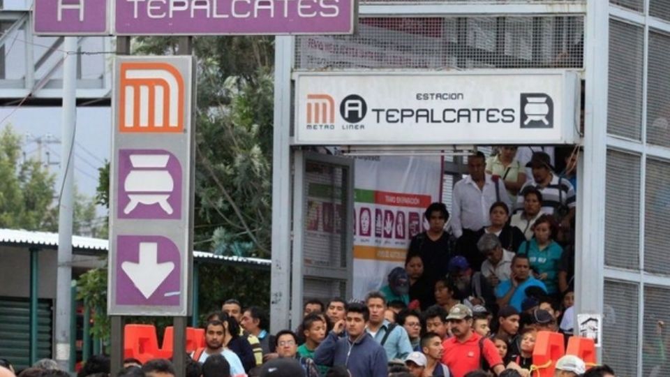 Hombre desciende a las vías del Metro de la CDMX por una pelota y casi pierde la vida