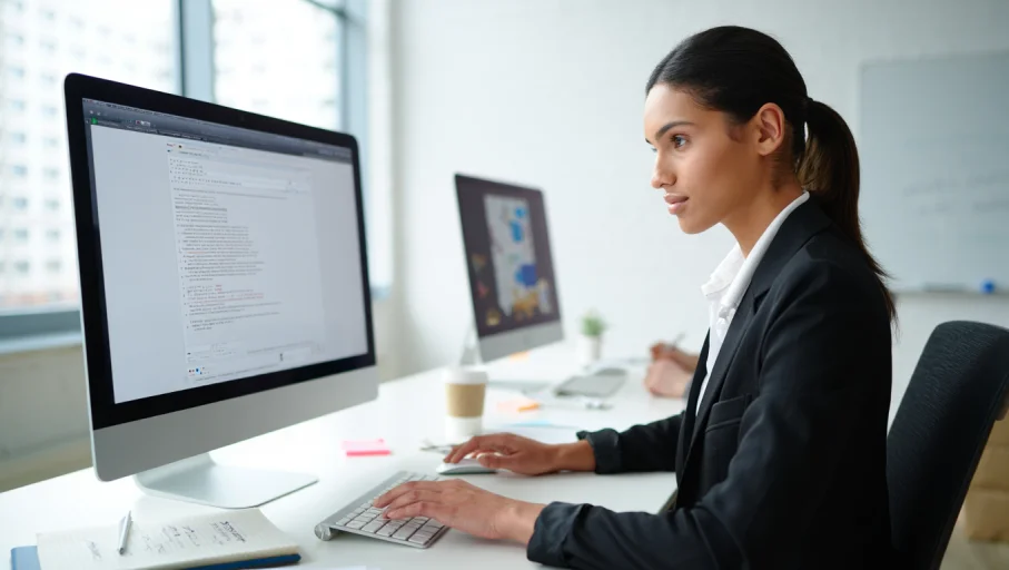 Девушка готовит тексты под SEO