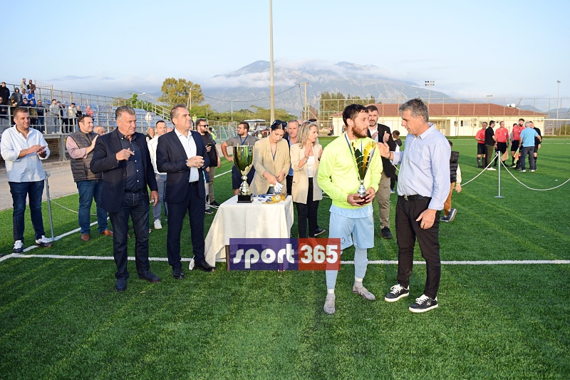 , &Tau;&omicron; &phi;&omega;&tau;&omicron;&rho;&epsilon;&pi;&omicron;&rho;&tau;ά&zeta; &tau;&omicron;&upsilon; &tau;&epsilon;&lambda;&iota;&kappa;&omicron;ύ &Epsilon;&rho;ά&nu;&eta;-&Pi;&alpha;&nu;&theta;&omicron;&upsilon;&rho;&iota;&alpha;&kappa;ό&sigmaf; (&phi;&omega;&tau;&omicron;)