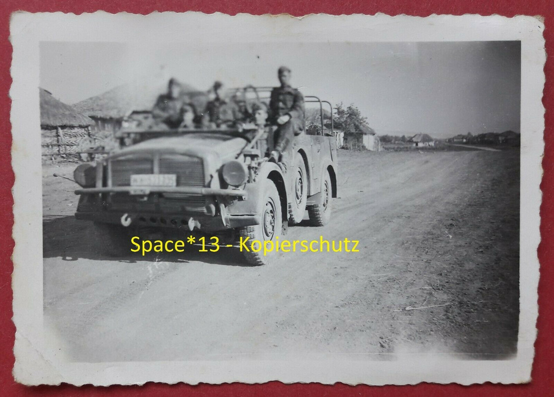 Foto Kübelwagen an Vormarsch Straße 1940, Wehrmacht Auto PKW Sol