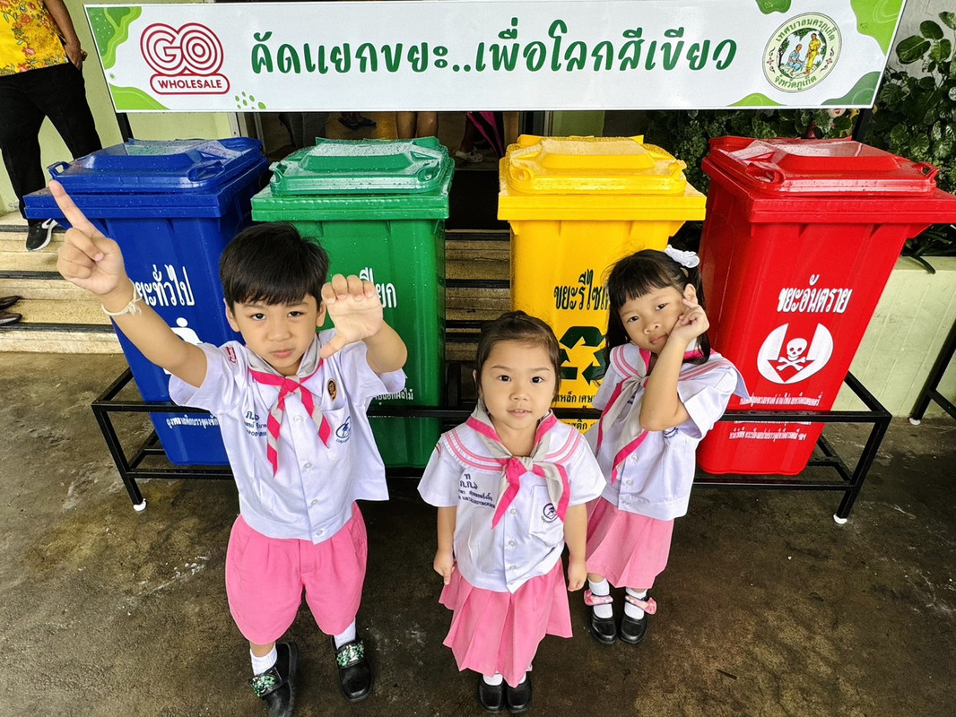 มอบถังขยะ 2