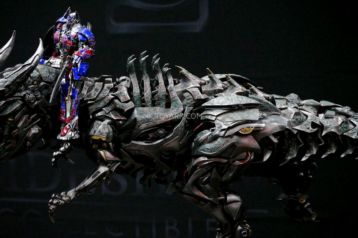 SDCC-2014-Sideshow-Transformers-Optimus-and-Grim