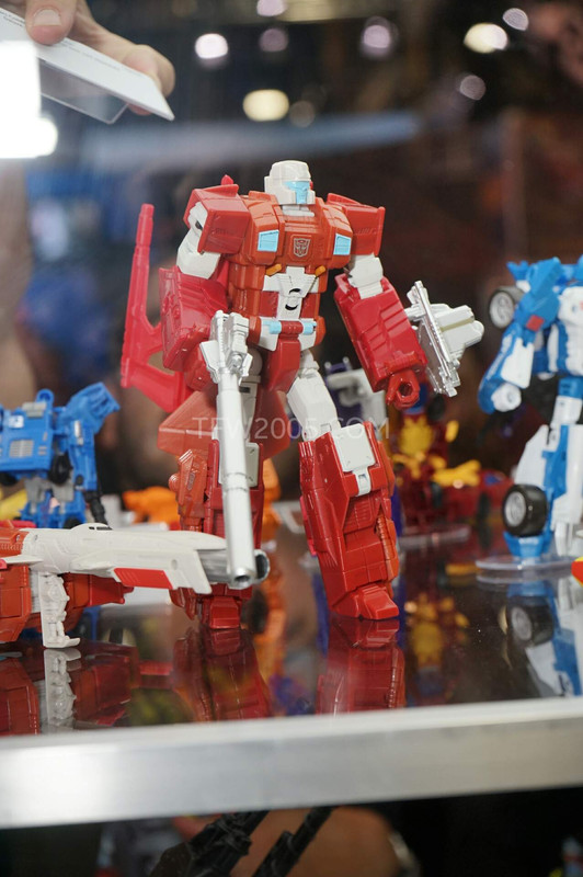 SDCC2015-Hasbro-Case-Transformers-Combiner-Wars-