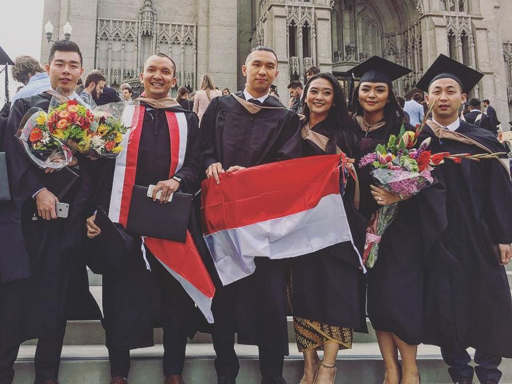 Indra Priawan Djokosoetono (tengah) saat lulus dari Hult International Business School.