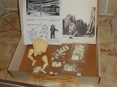 LUNAR MODELS BASE AND ACCESSORIES 2A