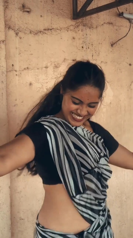 telugu aunty sexy tummy in saree.mp4_snapshot_00.17.429