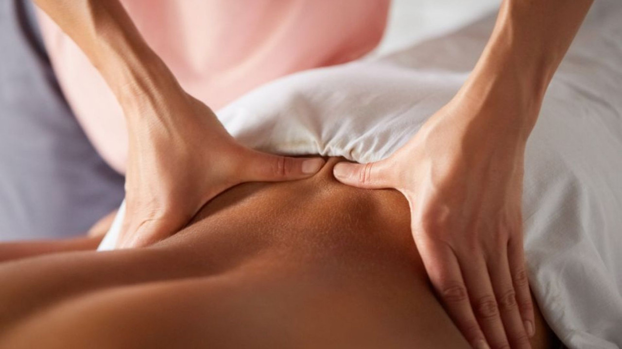 Kỹ thuật Sport Massage tại Active Fox Quận 10 tác động lên nhóm cơ lưng dưới, hỗ trợ giảm căng cơ và phục hồi sau tập luyện cho người tập gym, runner và dân văn phòng tại TP.HCM.
