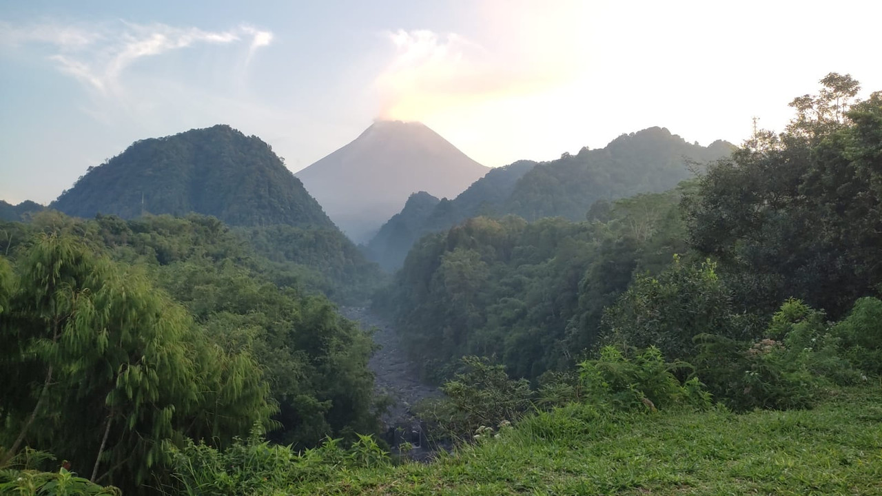 Pemandangan alam Nawang Jagad yang suguhkan lanskap Gunung Merapi diapit oleh gugusan perbukitan.