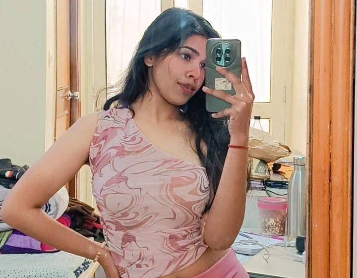 Sexy Hot Indian Babe Showing her boob