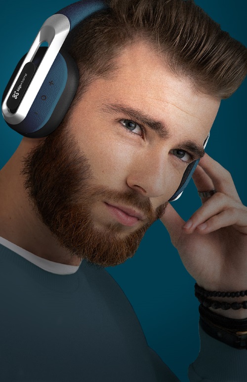 Una persona disfrutando de un largo viaje con los audífonos Klip Xtreme Style.