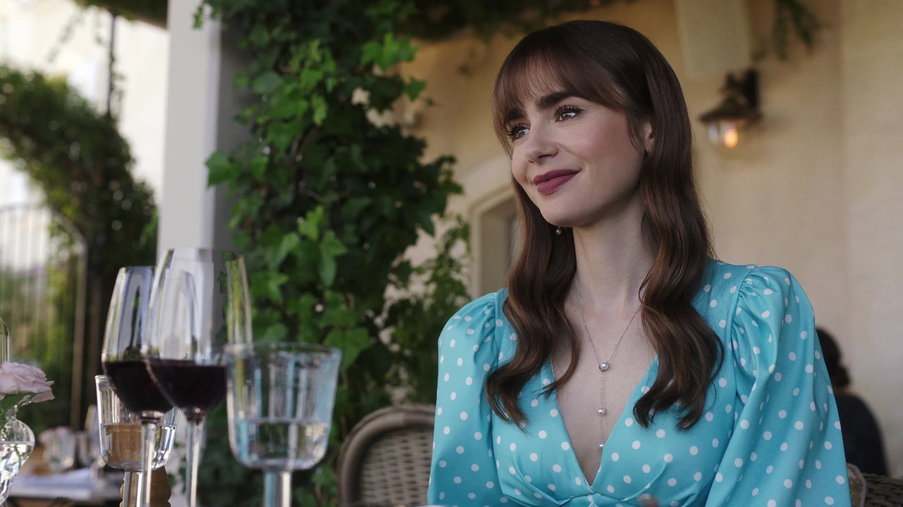 Emily in Paris 3, il nuovo beauty look di Lily Collins Emily in Paris 3, il nuovo beauty look di Lily Collins