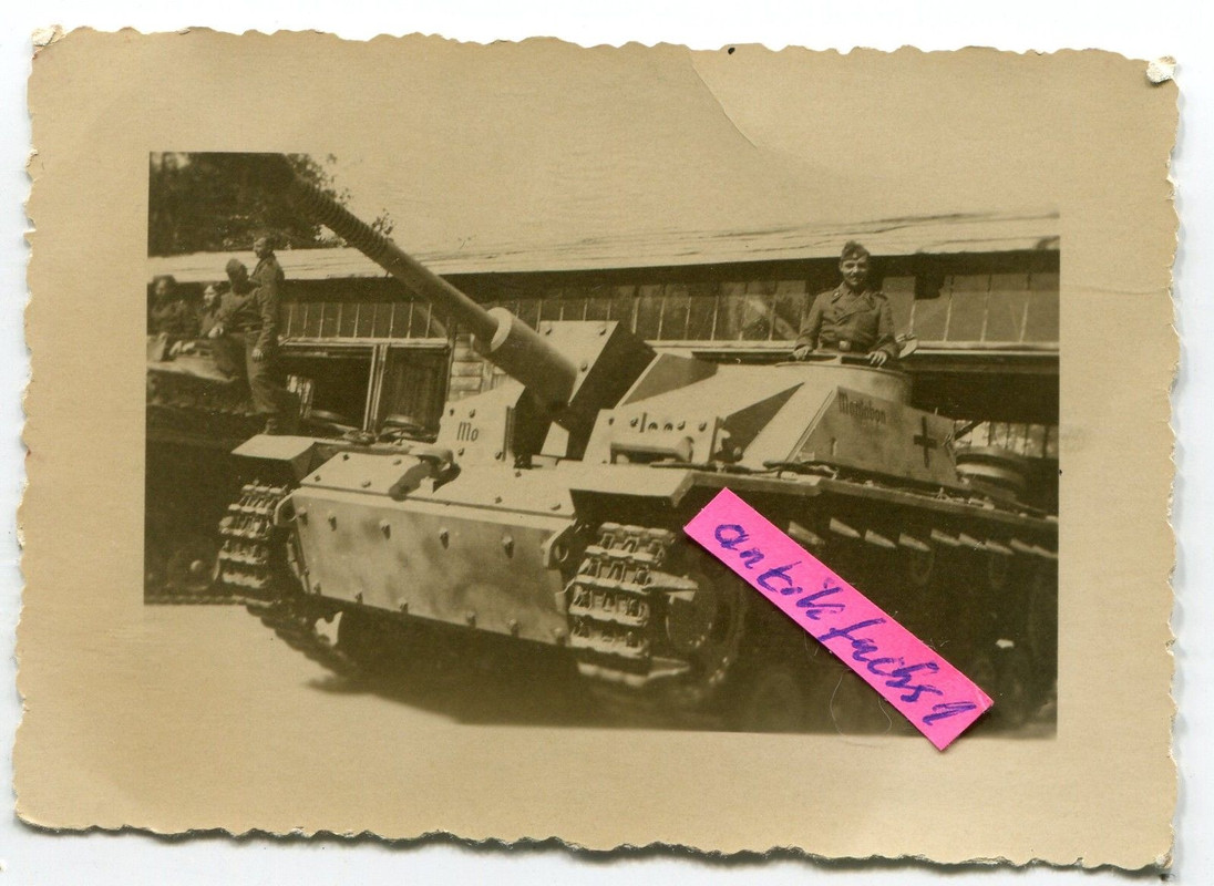 Panzer-Sturmgeschütz mit Namen und Tarnanstrich 